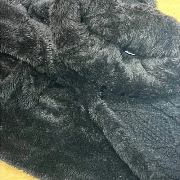 UGG - Black Hat & Infinity Scarf set - Picture 2 of 2